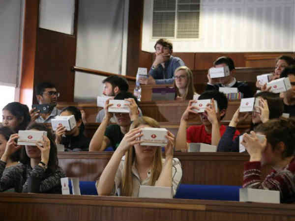 ശസ്ത്രക്രീയ ഐപാഡ് നോക്കി