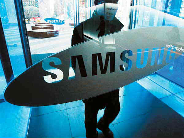 ഡ്യുവല് ഡിസ്പ്ലേ ഫോണ് പരീക്ഷിക്കുന്നുണ്ട്