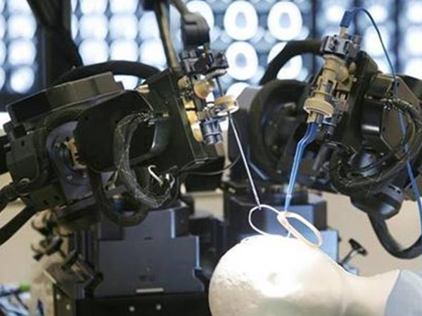 യു.കെയിലെ ശാസ്ത്രജ്ഞന്‍മാര്‍ ലോകത്തിലെ ഏറ്റവും ചെറിയ സര്‍ജ്ജിക്കല്‍ റോബോട്ടിനെ വികസിപ്പിച്ചെടുത്തു. മൊബൈല്‍ ഫോണുകളിലും സ്‌പേസ് വ്യവസായങ്ങളിലും ഉപയോഗിക്കുന്ന കുറഞ്ഞ ചെലവുളള സാങ്കേതിക വിദ്യയാണിത്.