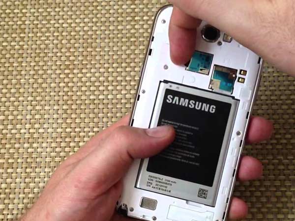 മ്മെമറി കാര്‍ഡ്/സിം കാര്‍ഡ് നീക്കം ചെയ്യുക