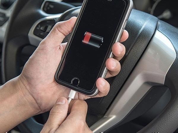 കാറില്‍ എന്തു കൊണ്ട് ഐഫോണ്‍ ചാര്‍ജ്ജ് ചെയ്യാന്‍ പാടില്ല?