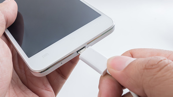 ഫോണിന്റെ കവര്‍ മാറ്റി ചാര്‍ജ്ജ് ചെയ്യുക