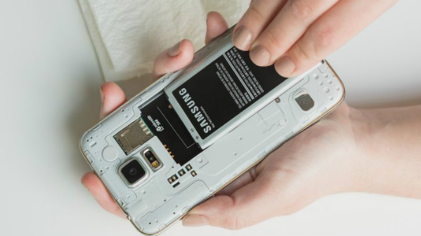 ഫോൺ വെള്ളത്തിൽ വീണാൽ നിങ്ങൾ ആദ്യം ചെയ്യേണ്ട കാര്യങ്ങൾ