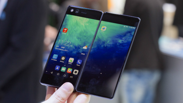 രണ്ടു സ്ക്രീനുകൾ ചേരുന്ന ഭംഗിയുള്ള ഡിസൈൻ