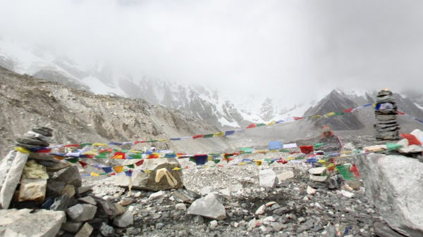 15. എവറസ്റ്റ് ബേസ് ക്യാമ്പ് - എവറസ്റ്റ് കൊടുമുടി, നേപ്പാൾ