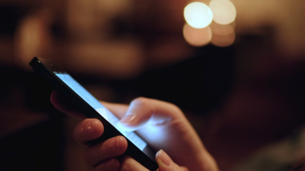 5. ഫോൺ ചാർജിലിട്ട് ഹെഡ്സെറ്റും ചെവിയിൽ വെച്ചു കിടക്കുന്നവർക്ക് ഈ സംഭവം ഒരു പാഠമാകട്ടെ..!