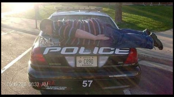 പോലീസ് വാഹനത്തിൽ കിടന്ന് ഒരു ഫേസ്ബുക്ക് ഫോട്ടോ