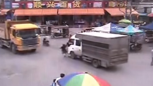 4. ഫോൺ വിളിയിൽ മുഴുകി റോഡ് ആണെന്ന ബോധമില്ലാതെ നടന്നു; രണ്ടു ട്രക്കുകൾക്കിടയിൽ കുടുങ്ങി മരണം സംഭവിച്ചത്