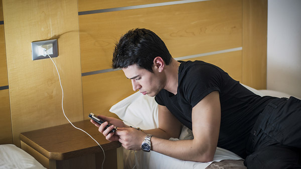 കൂടുതൽ സമയം ഇന്റർനെറ്റിൽ മുഴുകിയിരിക്കുന്നു.