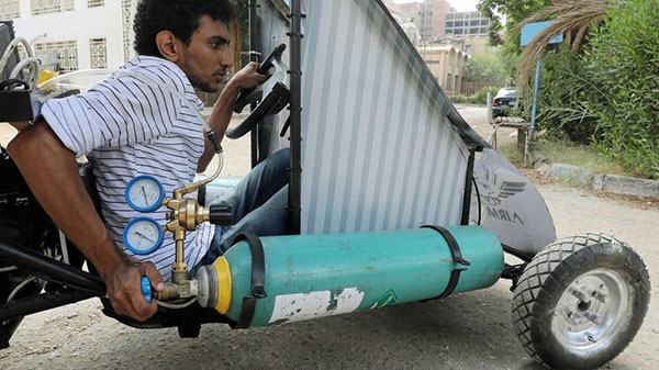 വായുവിൽ ഓടുന്ന കാർ