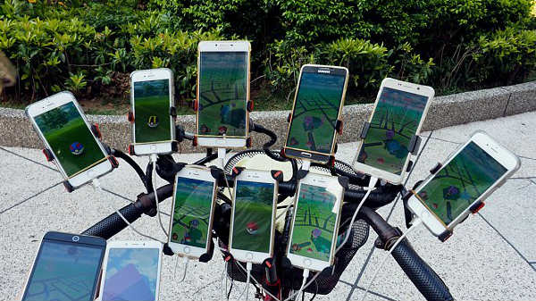 സൈക്കിളിൽ ഘടിപ്പിച്ചത് 11 ഫോണുകൾ