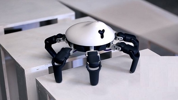 ഈ എട്ടുകാലിയെ പോലെയുള്ള റോബോട്ട് അക്ഷരാർത്ഥത്തിൽ സൂര്യപ്രകാശം പിന്തുടരുന്നതിലൂടെ നിങ്ങളുടെ സസ്യങ്ങൾ നിലനിർത്താൻ സഹായിക്കും