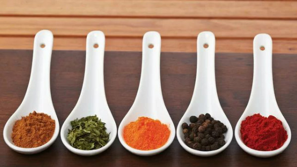 നിര്‍മാണത്തിനു പിന്നില്‍.