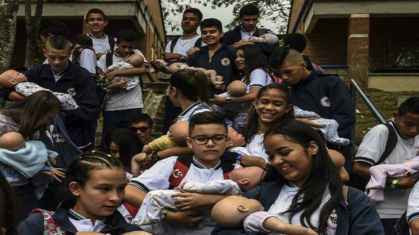 റോബോട്ട് കുഞ്ഞുങ്ങളെ പ്രോഗ്രാം ചെയ്യ്തിരിക്കുന്നു