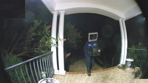 ടി.വിയുടെ ആകൃതിയിൽ മാസ്ക് ധരിച്ച ഒരാൾ 