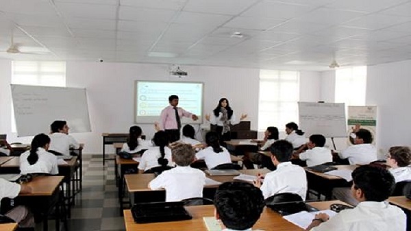 റോബോട്ട് ക്ലാസ്റൂമിൽ ക്ലാസ്സെടുക്കുന്നു 