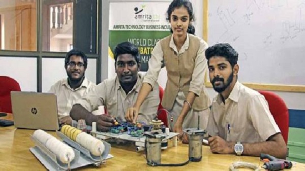 കെട്ടിടം പെയിന്റ് ചെയ്യുന്നതിനായി റോബോട്ട് 