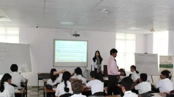 ഈഗിൾ 2.0 റോബോട്ട് ക്ലാസ്റൂമിൽ ക്ലാസ്സെടുക്കുന്നു 