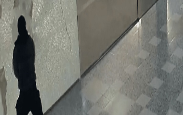 ഗ്ലാസ് വലയം സ്ലെഡ്ജ്ഹാമർ ഉപയോഗിച്ച് തകർത്തു