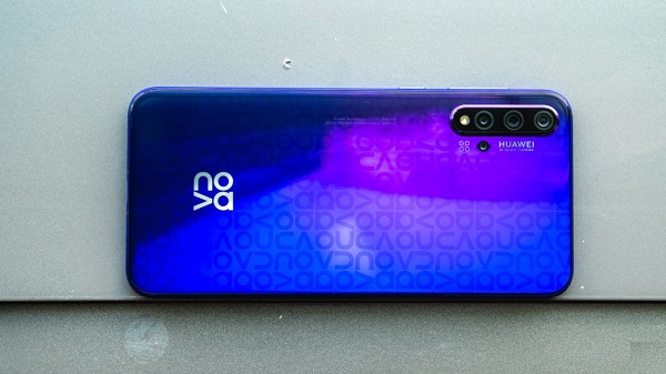 പഞ്ച്-ഹോൾ എന്നിവയോട് കൂടി ഹുവായ് നോവ 5z 