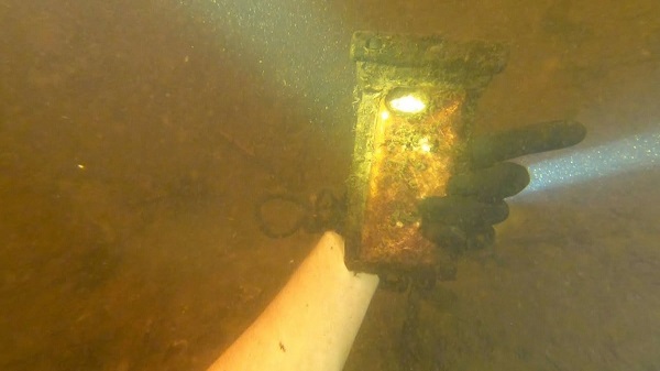 നദിയിൽ നഷ്ട്ടപ്പെട്ട ആപ്പിൾ ഐഫോൺ കണ്ടെടുത്തു 