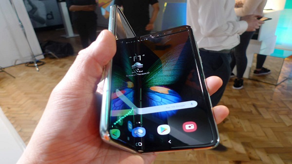 അമോലെഡ് ഡിസ്പ്ലേയുമായി സാംസങ് ഗാലക്‌സി ഫോൾഡ് 