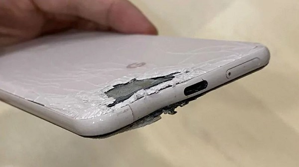 വെടിയുണ്ടയേറ്റ് നശിച്ച ഗൂഗിൾ പിക്‌സൽ 3 XL 