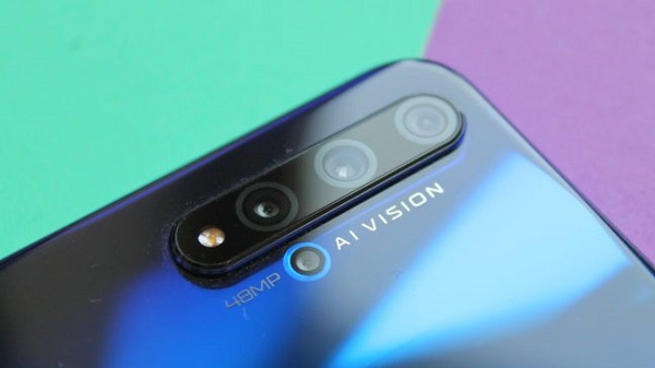 പഞ്ച്-ഹോൾ ക്യാമറ