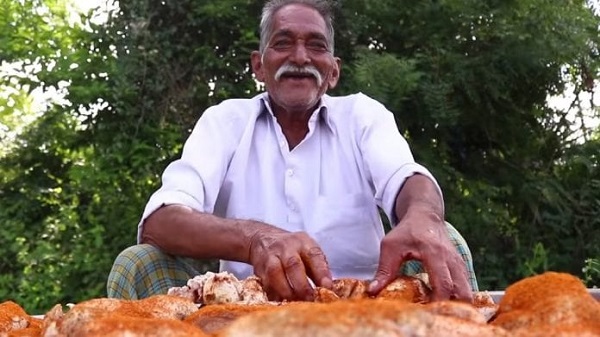 അനാഥർക്ക് ഭക്ഷണം പാകം ചെയ്യുന്ന യൂട്യൂബിന്റെ പ്രശസ്ത 'മുത്തച്ഛൻ' അനാഥർക്ക് ഭക്ഷണം പാകം ചെയ്യുന്ന യൂട്യൂബിന്റെ പ്രശസ്ത 'മുത്തച്ഛൻ'