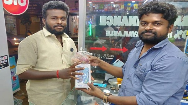 സ്മാര്‍ട്ട്ഫോണ്‍ വാങ്ങിയാല്‍ ഒരു കിലോ ഉള്ളി സൗജന്യം