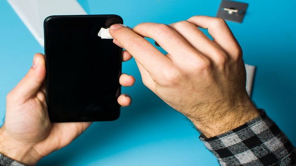 ഫോണ്‍ എങ്ങനെയാണ് അണുവിമുക്തമാക്കുന്നത് ?