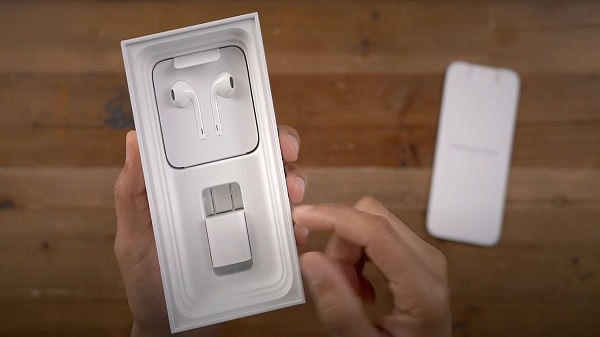 ഇൻ-ബോക്സ് ചാർജർ, ഇയർഫോണുകൾ എന്നിവ പുതിയ ഐഫോണുകൾ ഒഴിവാക്കിയേക്കും