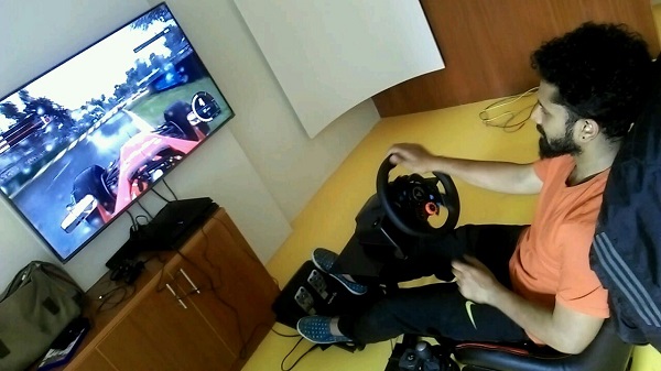 ഗെയിം കളിക്കുന്ന ചെറുപ്പക്കാർ 