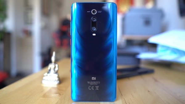 18W ഫാസ്റ്റ് ചാർജിംഗും റിവേഴ്സ് വയർഡ് ചാർജിംഗും സപ്പോർട്ട് ചെയ്യുന്ന 6,000 എംഎഎച്ച് ബാറ്ററി