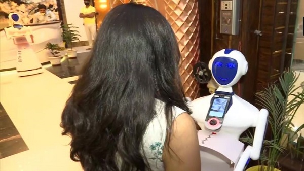 ഈ റോബോട്ടുകൾ ലിഫ്റ്റിനകത്തും നിർത്തിയിട്ടുണ്ട്