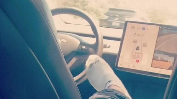 ഓട്ടോപൈലറ്റ് മോഡിൽ ടെസ്‌ല കാർ