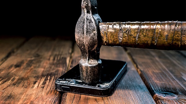 ചുറ്റിക ഉപയോഗിച്ച് സ്മാർട്ട്ഫോൺ നശിപ്പിക്കുന്നതാണോ നല്ലത് ? 