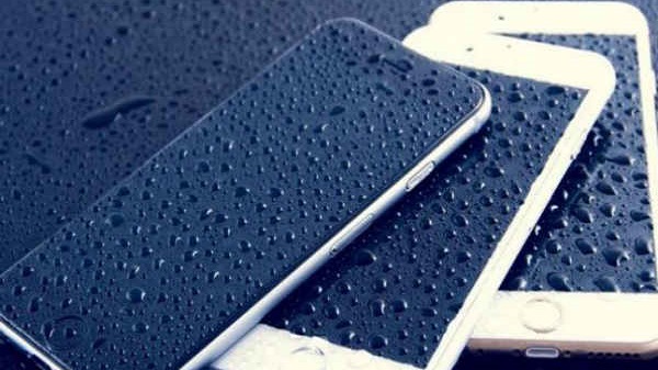 നനഞ്ഞ സ്മാർട്ട്ഫോൺ ചാർജ് ചെയ്യുന്നത് ഒഴിവാക്കുക 