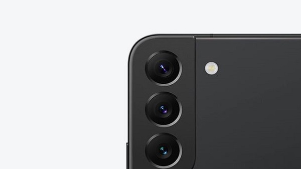 ട്രിപ്പിൾ റിയർ ക്യാമറ