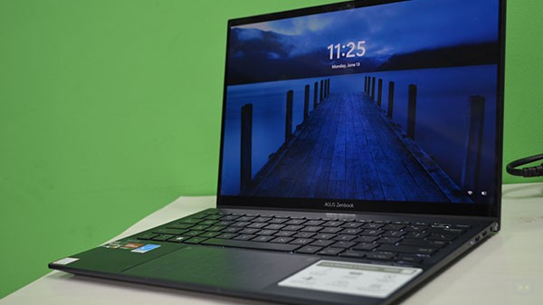 Asus ZenBook S 13 OLED Review: ഡിസ്പ്ലേ