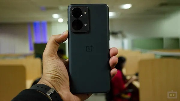 Vivo V25 Pro 5G Vs OnePlus Nord 2T 5G: ഡിസൈൻ