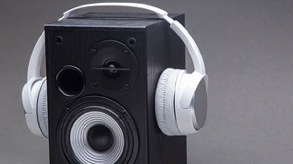 പഴയ ഇയ‍ർഫോണുകളും സ്പീക്കറുകളും