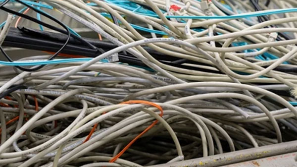 പഴയ വയറുകളും കേബിളുകളും