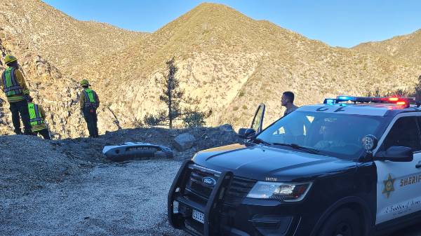 300 അ‌ടി താഴ്ചയുള്ള കൊക്കയിലേക്ക് 