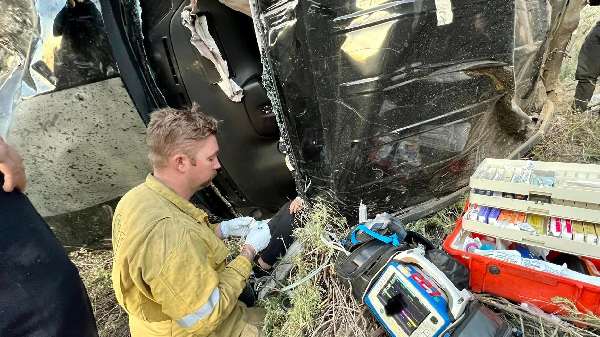 കാർ തകർത്ത് 