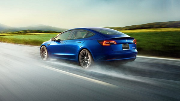 ടെസ്ല ഹാക്കിങ്: ഹോണടിക്കാം, ​ലൈറ്റിടാം അ‌ങ്ങനെ പലതും ചെയ്യാം! 