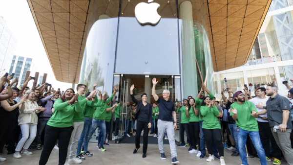 മാക്കിന്റോഷ് ക്ലാസിക് മെഷീനുമായി ടിം കുക്കിനെ അ‌മ്പരപ്പിച്ച് ആരാധകൻ