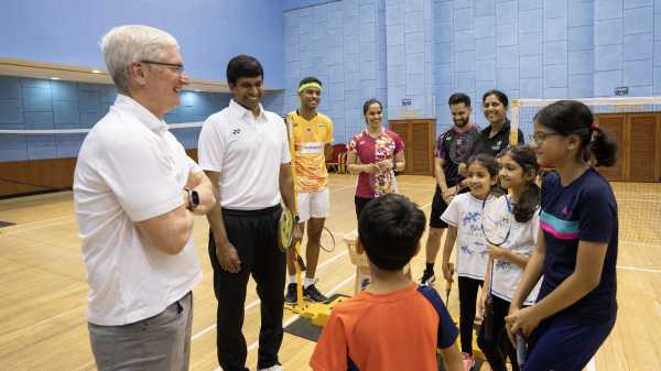 ഇരിക്കാൻ സമയമില്ലാതെ, ഓടിനടന്ന് ടിം കുക്ക് കണ്ട ഇന്ത്യൻ കാഴ്ചകൾ
