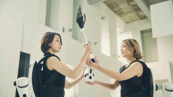 എഐ യന്ത്ര​ക്കൈ വാങ്ങാൻ തയാറായിക്കോ! 