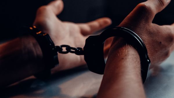 വ്യാജ വിമാന ടിക്കറ്റുമായി എയർപോർട്ടിൽ കയറി യുവാവ്